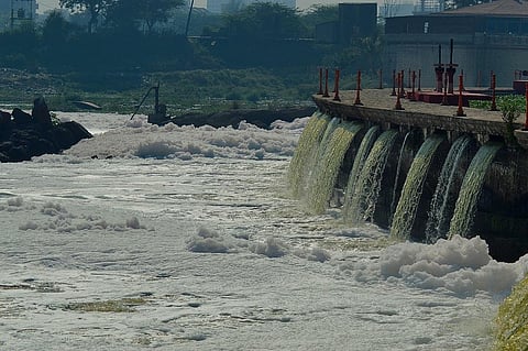 भारतीय नदियों में बढ़ता प्रदूषण एक बड़ी समस्या बन चुका है जो पर्यावरण के साथ-साथ स्वास्थ्य को भी नुक्सान पहुंचा रहा है; फोटो: आईस्टॉक