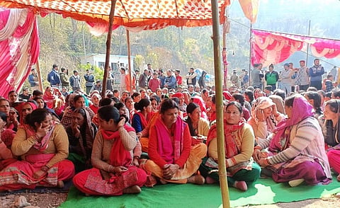 अली खड्ड पर बन रही कीकर नवगांव पेयजल परियोजना के विरोध में तंबू लगाकर आंदोलन पर बैठी महिलाएं! फोटो: रोहित पराशर