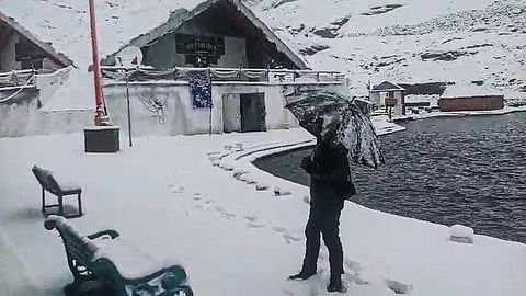 उत्तर प्रदेश, उत्तराखंड में गिरे ओले, दिल्ली में बारिश के बाद गिरा तापमान, जानें पूरे देश का हाल