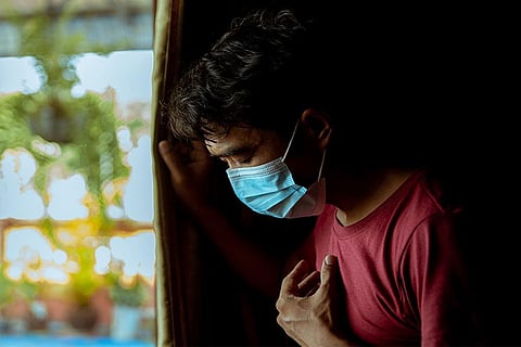 लॉन्ग कोविड की स्थिति में कोविड-19 का शिकार मरीज बीमारी के हफ्तों, महीनों या वर्षों बाद भी उससे जुड़े लक्षणों का अनुभव करते हैं; फोटो: आईस्टॉक