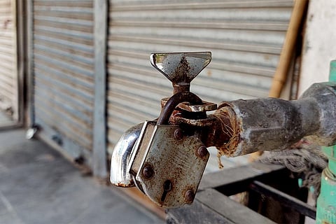 नल पर लगे ताले; पानी जिसे पिलाना पुण्य समझा जाता था आज वो इस कदर दुर्लभ होता जा रहा है कि नलों में ताले तक लगाने पड़ रहे हैं; फोटो: आईस्टॉक