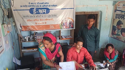 A computer center  in Raniyapur, Shravasti, to assist migrant workers and local labourers with digital paperwork. The area is predominantly inhabited by the Tharu tribe. Photo: Vivek Mishra / CSE