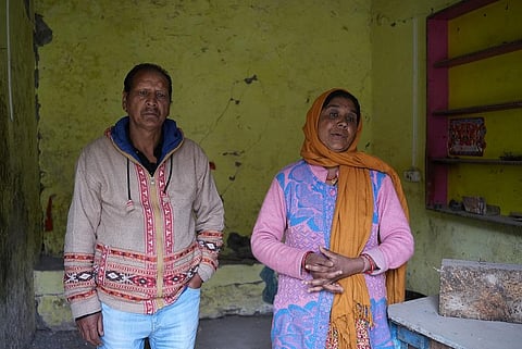 जोशीमठ भूधंंसाव की वजह से जिन लोगों ने अपना घर छोड़ा था, वे लोग मजबूरन अपने टूटे घरों में लौट आए हैं। फोटो: प्रभात कुमार 