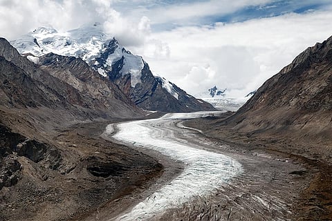 जलवायु में आते बदलावों की वजह से हिमालय में मौजूद ग्लेशियर बड़ी तेजी से पिघल रहे हैं; जांस्कर रोड पर पेंसी ला दर्रे के पास दुरुंग द्रुंग ग्लेशियर, लद्दाख/ फोटो: आईस्टॉक  
