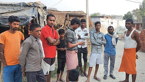 यूपी में लखीमपुर जिले की धौरहरा तहसील में  बेलत्ुआ  गांव  में त्यौहार की छुट्टी में आए प्रवासी श्रमिकों ने कहा कि वह लोकसभा चुनाव में भागीदारी नहीं कर सकेंगे  (फ़ोटोज़ : राघवेंद्र कुमार सिंह)