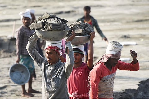 वैश्विक स्तर पर हर साल 160 करोड़ श्रमिक सूर्य से आने वाले अल्ट्रावॉयलेट रेडिएशन (यूवी) के संपर्क में आते हैं; फोटो: आईस्टॉक 