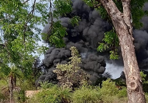भोपाल के यूनियन कार्बाइड में आग लगने के कारण दहशत का माहौल है। फोटो: राकेश मालवीय 