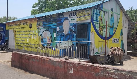 The shelters, supposed to save people from heatwaves, are built using tin roofs. Consequently, they trap heat inside and fans or coolers fail to cool down the rooms. Photo by Deepak Jetly
