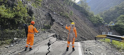 Due to heavy rains in Kedarnath, roads were completely cut off at many places. Here, NDRF and SDRF conduct a rescue operation to safely rescue passengers stranded in Kedarnath.