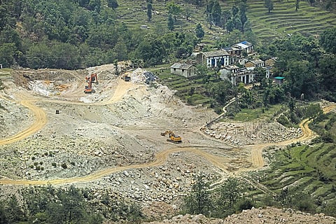 Abandoned homes: 
Soapstone mining near Dabti Vijaypur village has caused many residents to migrate. The persistent dust and noise pollution from mining activities have disrupted daily life, while terrace farming—a common agricultural practice on the nearby mountain slopes—has become difficult. Most houses in the village are now unoccupied. 