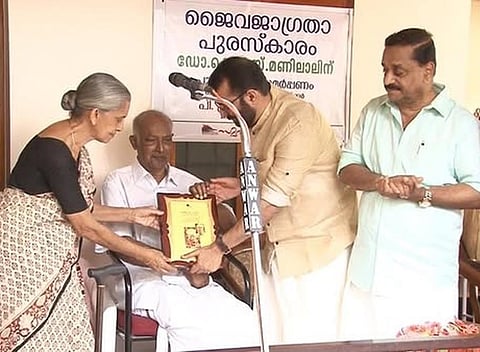 Padma Shri KS Manilal being felicitated by Kozhikode Mayor Thottathil Raveedran in 2020