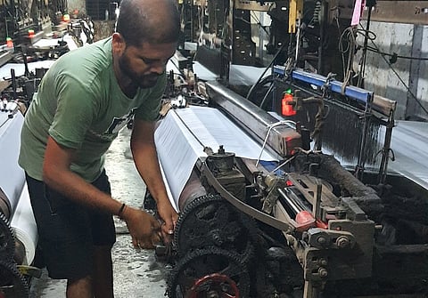 Surat's powerloom factories are becoming empty. 