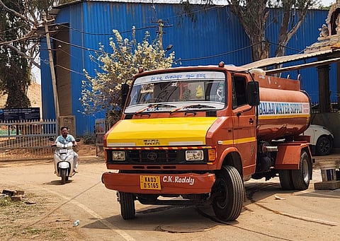 A tanker supplying water in Bengaluru. Photo: Swati Bhatia / CSE