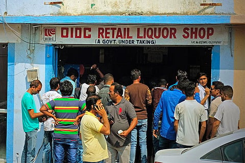 भारत में एक शराब की दुकान पर उमड़ी भीड़; फोटो: आईस्टॉक