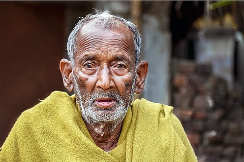 आंखों में अनगिनत सवाल छुपाए, चकित नजरों से कैमरे की तरफ देखता बुजुर्ग, फोटो: आईस्टॉक