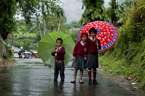 उप-हिमालयी पश्चिम बंगाल और सिक्किम, अरुणाचल प्रदेश, असम और मेघालय के अलग-अलग इलाकों में बहुत भारी से भयंकर बारिश हो सकती है