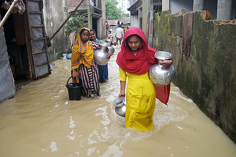 भारी बारिश और बाढ़ के बाद अस्त-व्यस्त जन जीवन; फोटो: आईस्टॉक