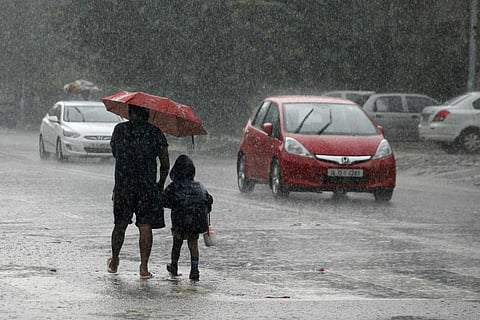कल, कोंकण और गोवा के दहानू और मुंबई (सांताक्रूज) प्रत्येक जगह 14 सेमी, मध्य महाराष्ट्र के महाबलेश्वर में 14 सेमी, गुजरात के दमन में 10 सेमी, ओडिशा के मलकानगिरी में 8 सेमी बारिश दर्ज की गई।