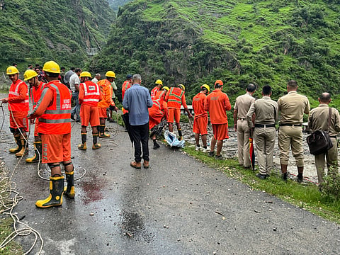 फोटो : शिमला के समेज गांव में बादल फटने के बाद का दृश्य और बचाव कार्य में जुटे राहत कार्य कर्मी, द्वारा : रोहित पराशर