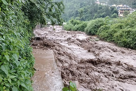 उत्तराखंड के टिहरी गढ़वाल जिले के घनसाली में बादल फटने से जान-माल के नुकसान की खबर है। 