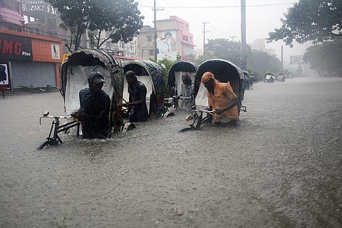 बांग्लादेश में भारी बारिश के बाद बाढ़ से अस्तव्यस्त जीवन; फोटो: आईस्टॉक