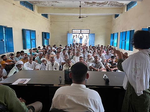 महेंद्रगढ़ जिले के गांव राजावास में बैठक करते ग्रामीण। फोटो: पीपुल्स फॉर अरावली