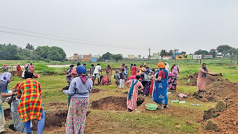 पेद्दापल्ली गांव के तालाब को पुनर्जीवित करने के लिए भारतीय स्टेट बैंक और सांसद निधि से धन मिला, कोलार जिले के ग्रामीण विकास विभाग ने तकनीकी सहायता मुहैया कराई और मनरेगा के तहत इस काम को अंजाम दिया गया