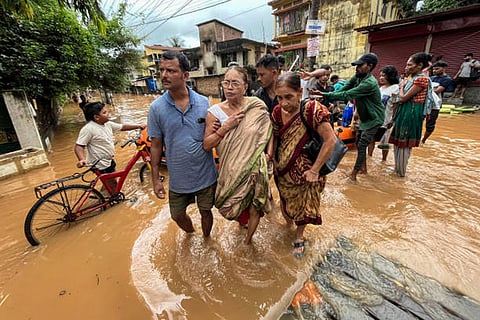सामाजिक-आर्थिक प्रभावों की बात करें तो गरीब आबादी जलवायु परिवर्तन के कारण अधिक प्रभावित हो रही है, उन्हें अधिक खतरे उठाने पड़ रहे हैं। 