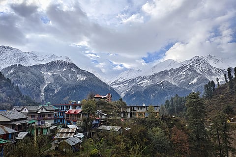 पहाड़ी राज्य उत्तराखंड के पहाड़ी इलाकों में बारिश और हिमपात होने से यहां मौसम सर्द हो गया है।