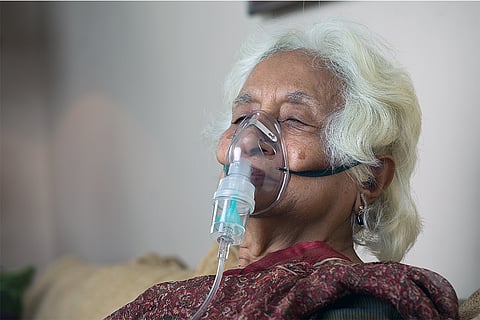 बढ़ते प्रदूषण के साथ हवा में घुला जहर लोगों को बहुत ज्यादा बीमार बना रहा है, बच्चे और बुजुर्ग इसका सबसे ज्यादा शिकार बन रहे हैं; फोटो: आईस्टॉक