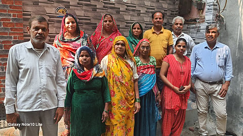 दिल्ली के लालकुआं में रह रहे सिलिकोसिस पीड़ित और अपने प्रियजनों को खोने वाले लोगों के साथ एसए आजाद । फोटो: भागीरथ