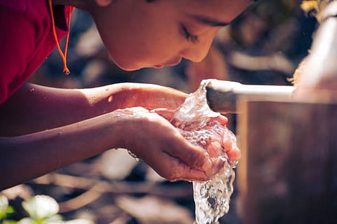 पीने के पानी की आपूर्ति में प्रवेश करने से पहले आर्सेनिक को उसके कम हानिकारक रूप में परिवर्तित करने के लिए प्राकृतिक प्रक्रियाओं का उपयोग किया जा सकता है।