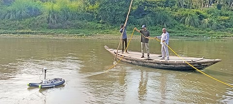 गोमती की सहायक  नदियां भी मृतप्राय होती जा रही हैं, ऐसी ही एक सहायक सई नदी का सर्वेक्षण करते हुए