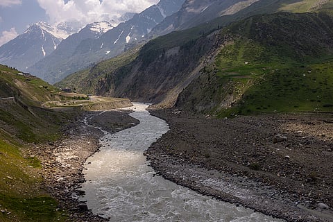 हिमालय के ऊंचे पहाड़ों के बीच बहती चेनाब; फोटो: आईस्टॉक