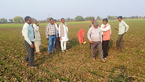 ग्रामीणों का कहना है कि इन अधिकारियों ने न तो गांव के सरपंच को सूचित किया और न ही किसी ग्रामीण से पूछा। फोटो: राजकुमार सिन्हा