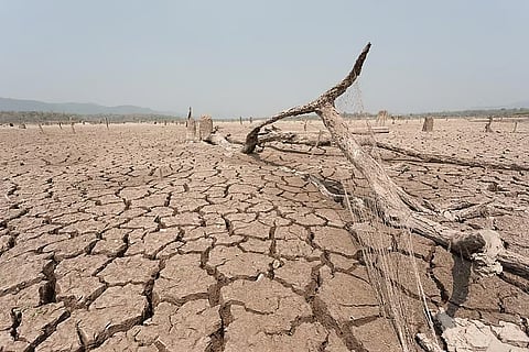 पानी की कमी से सूखा पड़ा तल; फोटो: आईस्टॉक