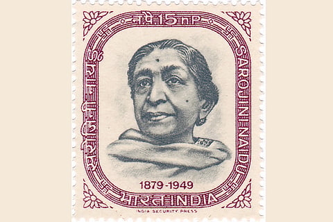 महात्मा गांधी ने सरोजिनी नायडू की काव्यात्मक उत्कृष्टता के सम्मान में उन्हें "भारत की कोकिला" की उपाधि दी। 