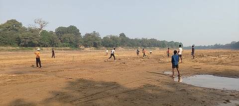 सूखी इंद्रावती नदी में क्रिकेट खेलते बच्चे। फोटो: नरेश मिश्रा 