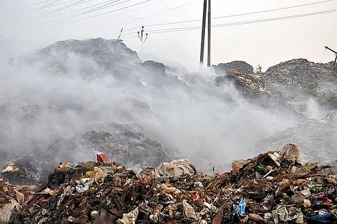 देश में कचरे के पहाड़ तेजी से बढ़ रहे हैं और डंपिंग ग्राउंड पर दबाव लगातार बढ़ता जा रहा है। ऐसे ही एक मामले में उत्तर प्रदेश के कानपुर स्थित भाउपुर कचरा डंपिंग ग्राउंड में लगी आग; फोटो: पुनीत तिवारी