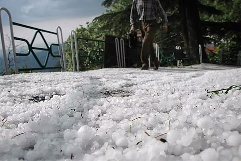 दो से चार मार्च को ओडिशा में तीन और चार अप्रैल को झारखंड, एक से तीन मार्च को उत्तर आंतरिक कर्नाटक तथा तीन अप्रैल को दक्षिण आंतरिक कर्नाटक में ओले गिरने की आशंका व्यक्त की गई है।  