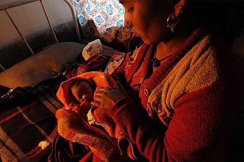 यह रिपोर्ट ऐसे समय में आई है जब मानवीय सहायता के लिए किए जा रहे वित्तपोषण में कटौती से दुनिया के कई हिस्सों में आवश्यक स्वास्थ्य सेवाओं पर गंभीर प्रभाव पड़ रहा है, जिसके कारण देशों को मातृ, नवजात और बाल स्वास्थ्य के लिए अहम सेवाओं को वापस लेना पड़ रहा है। 