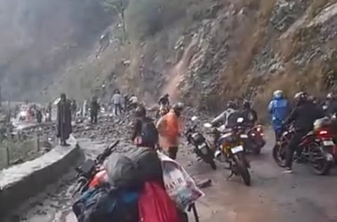 रुद्रप्रयाग में केदारनाथ मार्ग मलबा आने से बंद हो गया। फोटो: सोशल मीडिया