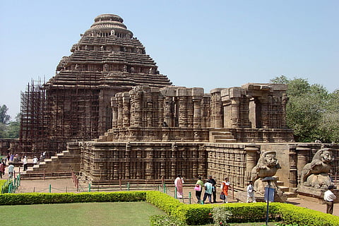 कोणार्क में सूर्य मंदिर का निर्माण पूर्वी गंगा राजवंश के राजा नरसिंह प्रथम (1238-1264) ने राजा की सैन्य जीत, महानता और धर्मनिष्ठा की याद में एक भेंट के रूप में करवाया था।