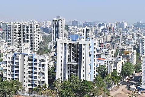 पुणे में पसरा कंक्रीट का जंगल; फोटो: आईस्टॉक