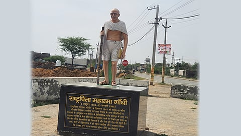दिल्ली से मात्र साठ किलोमीटर दूर गांव घासेड़ा में महात्मा गांधी ने पहुंचकर मेव मुस्लिमों को पाकिस्तान जाने से रोका था। गांव के बाहर गांधी की प्रतिमा आंगतुकों का स्वागत करती है 