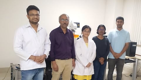 फ्लोरेसेंट सेंसर बनाने वाली आईआईटी गुवाहटी की टीम, बाएं से दूसरी तरफ प्रो जी कृष्णमूर्ति, फोटो : आईआईटी गुवाहटी