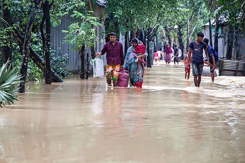 जलवायु परिवर्तन या संसाधनों की कमी जैसे पर्यावरणीय खतरे लोगों को विस्थापित करके या सीमित संसाधनों पर प्रतिस्पर्धा पैदा करके संघर्षों को बढ़ाने का काम कर इन्हें और बदतर कर सकते हैं।