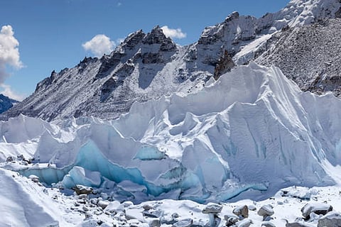 इन पर्वतीय क्षेत्रों में ग्लेशियर का पिघला हुआ पानी नीचे की ओर रहने वाले लोगों के लिए बहुत जरूरी है, खासकर शुष्क मौसम के दौरान। 
