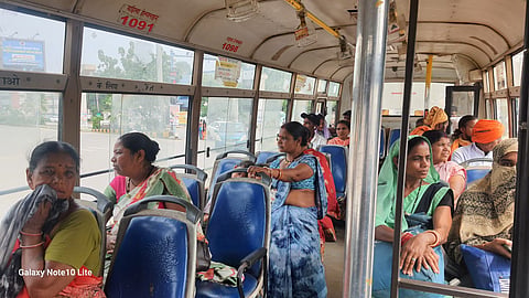 रायपुर में करीब 40 सिटी बसें जनता के लिए चलती हैं जिनमें सीमित संख्या में लोग ही यात्रा करते हैं। फोटो : भागीरथ