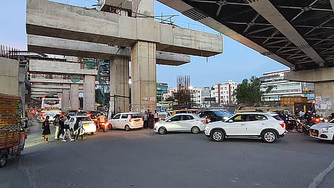 मेट्रो निर्माण में देरी की वजह से बेंगलुरु में  यातायात जाम और बढ़ गया है। फोटो: शगुन